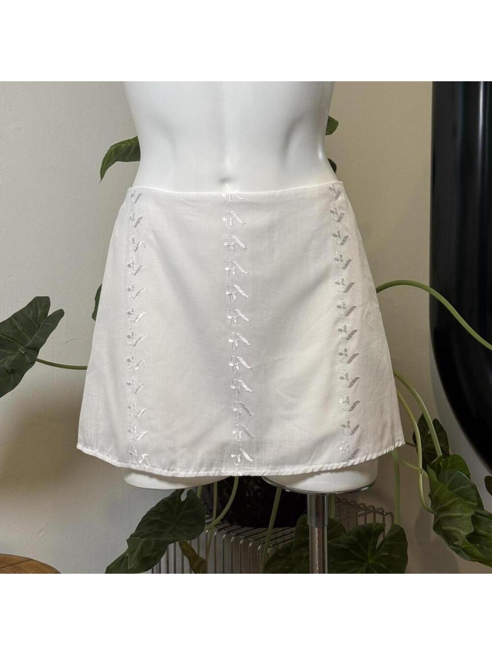 White embroidered mini skirt with elastic waistband